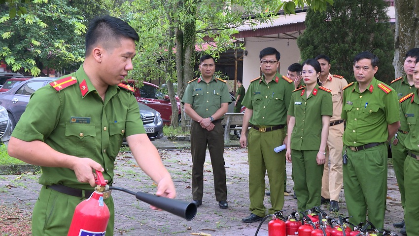 Để sử dụng bình chữa cháy đúng cách, trước tiên bạn cần giữ bình ở tư thế thẳng đứng. Để sử dụng bình chữa cháy đúng cách, trước tiên bạn cần giữ bình ở tư thế thẳng đứng.