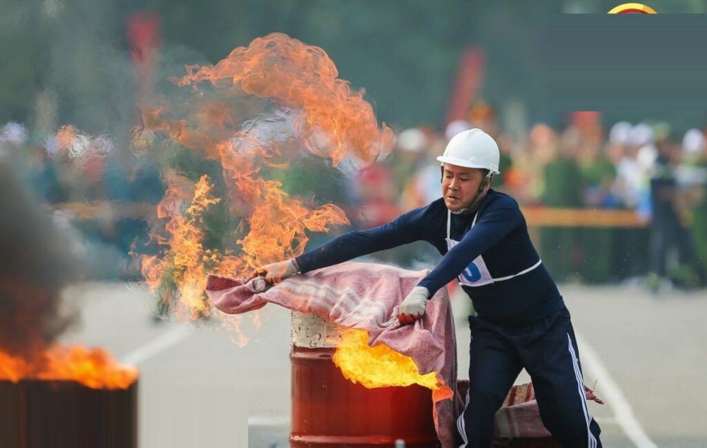 Chăn dập lửa chuyên dụng là thiết bị quan trọng giúp kiểm soát đám cháy ngay từ đầu