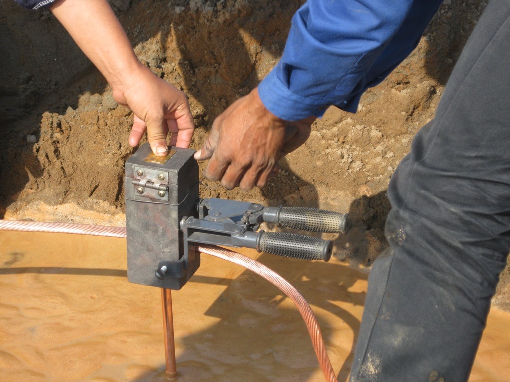 Khi triển khai lắp đặt hệ thống chống sét, bước đầu tiên là đào mương để chôn dây tiếp địa