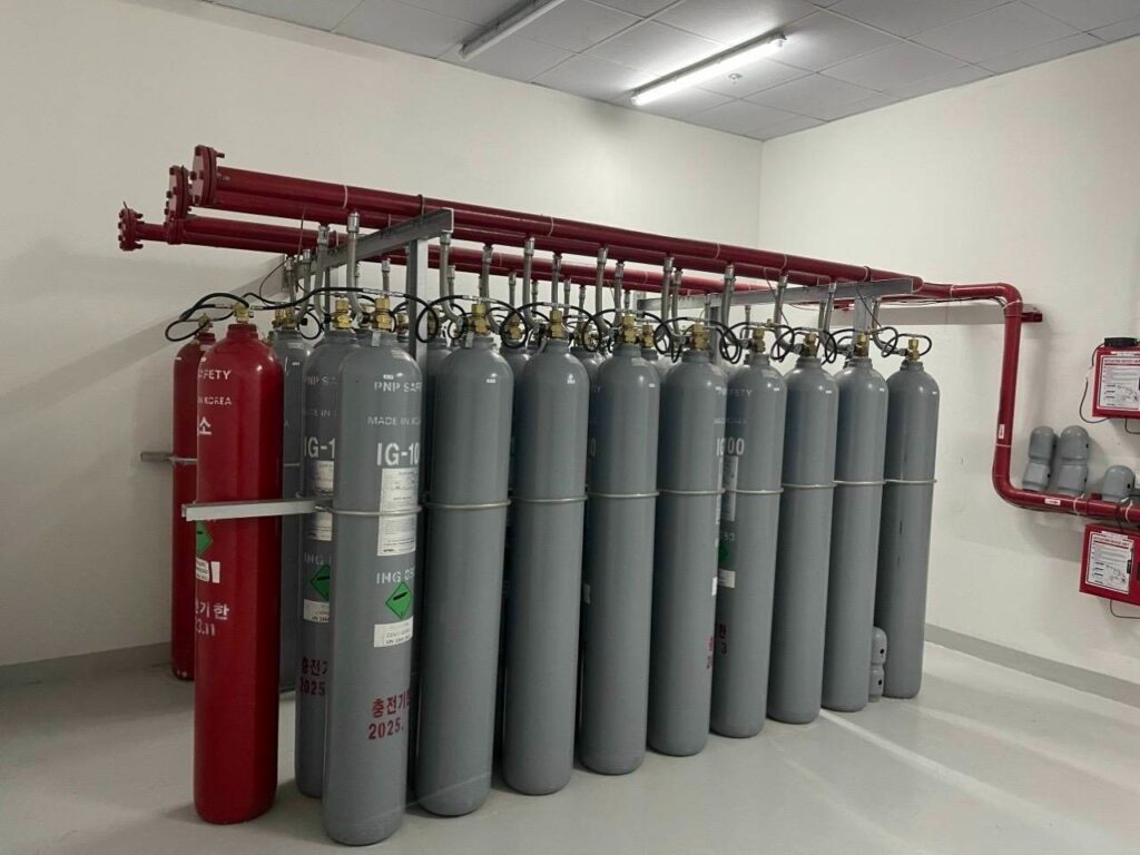 Bình chứa khí FM-200 là thiết bị quan trọng trong hệ thống, cần đạt chuẩn kỹ thuật nghiêm ngặt