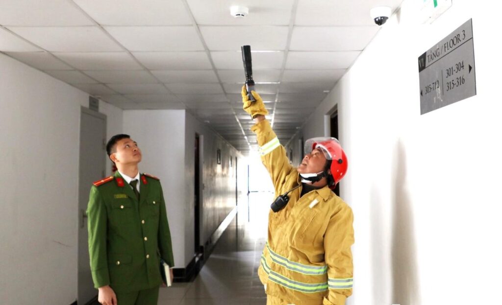 Việc kiểm định thiết bị và nghiệm thu hệ thống PCCC là bước bắt buộc trong quá trình thi công